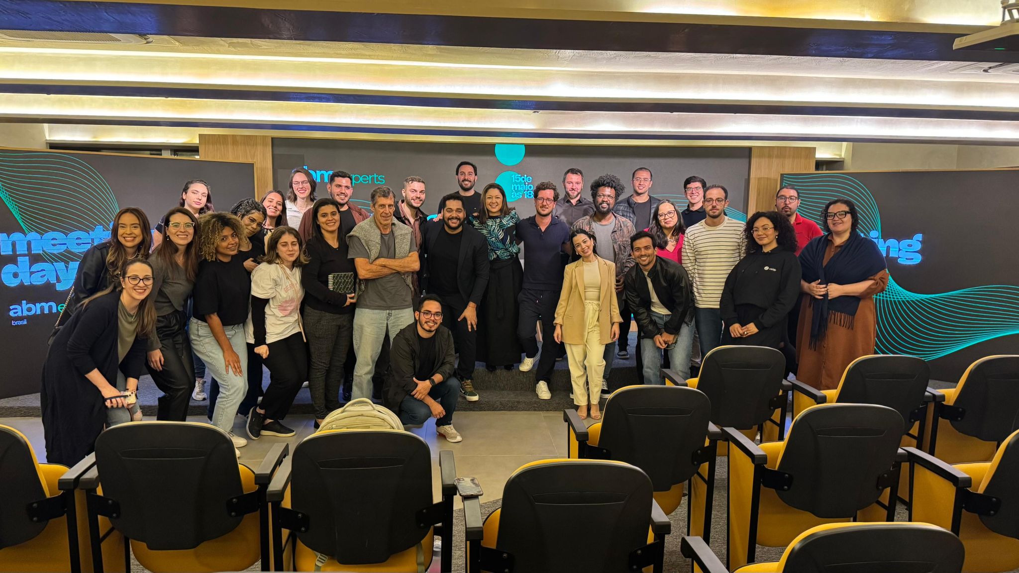 Grupo de membros da comunidade no Meeting Day da ABM Experts